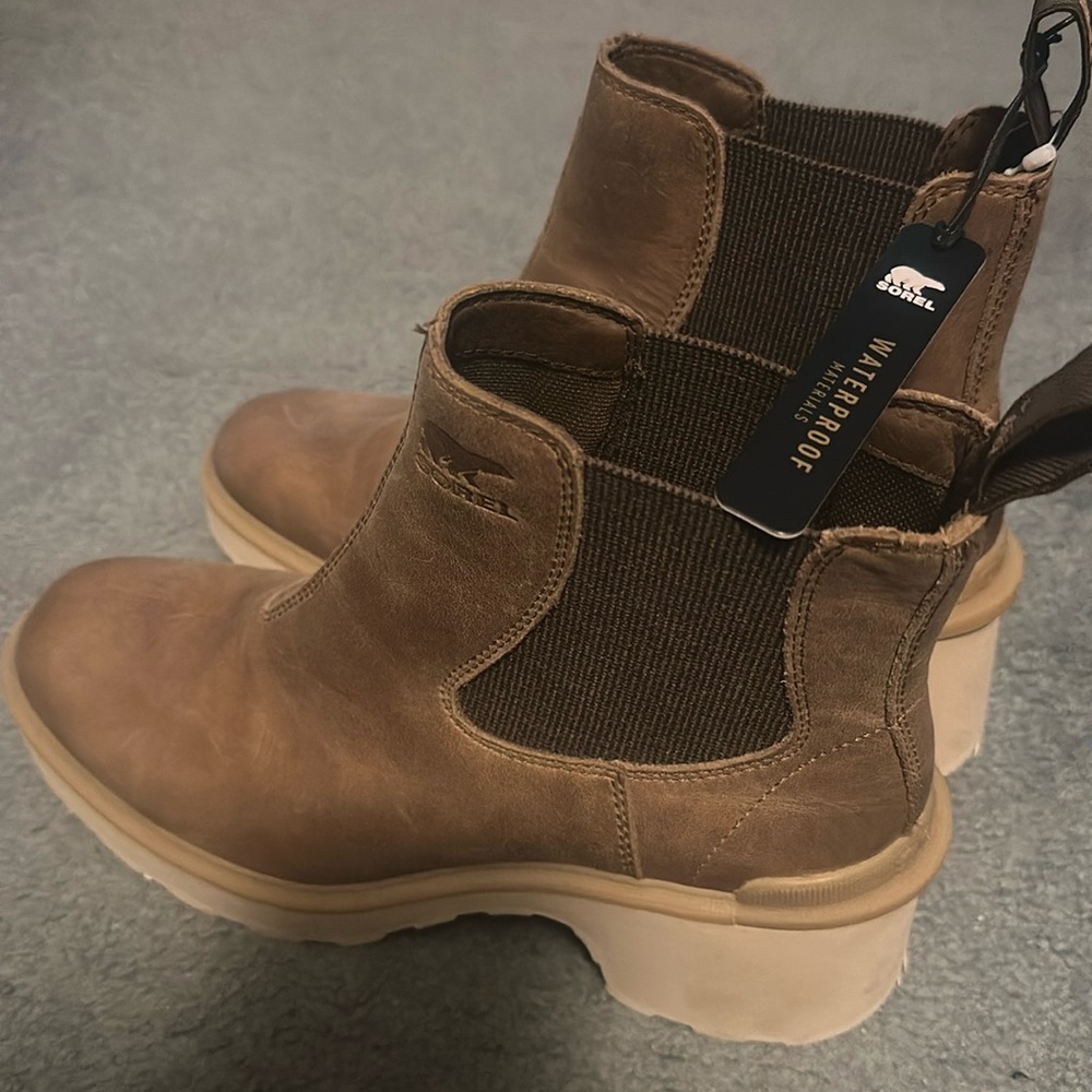 brand new size 8, never worn Sorel Boots